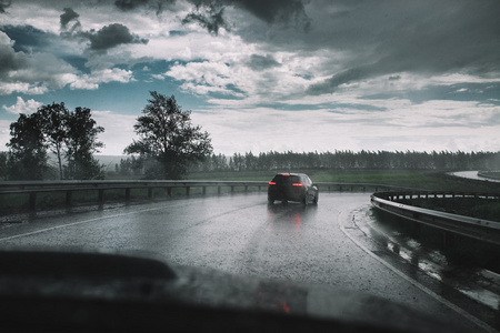 天雨路滑图片早上图片