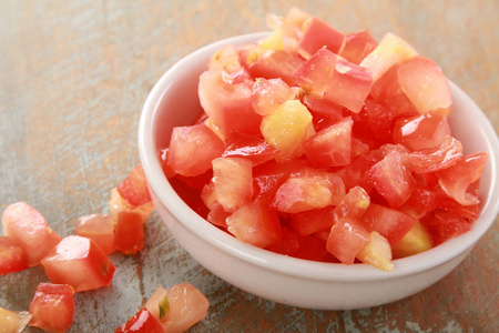蕃茄丁盘子里的西红柿丁照片