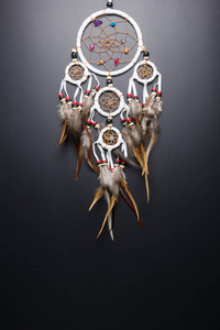 梦幻捕手与羽毛螺纹和珠子绳索悬挂精神民俗美国本土印第安人护身符在黑色背景下隔离。复制文本的空间。概念防止在万圣节