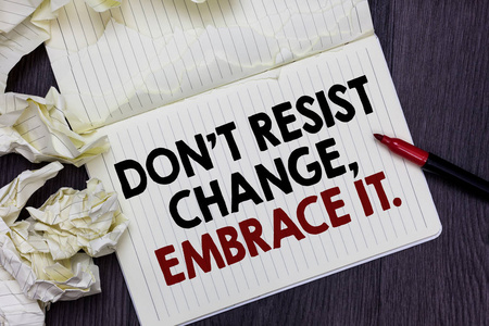 商业照片展示是开放的改变尝试新事物正面标记笔记本皱巴巴的纸页数