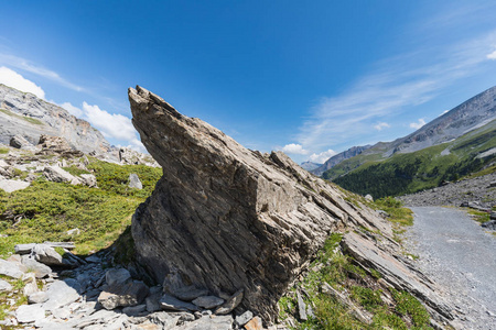 惊人的岩石形成在高山路线通过 Gemmi 通行证在瑞士, 欧洲