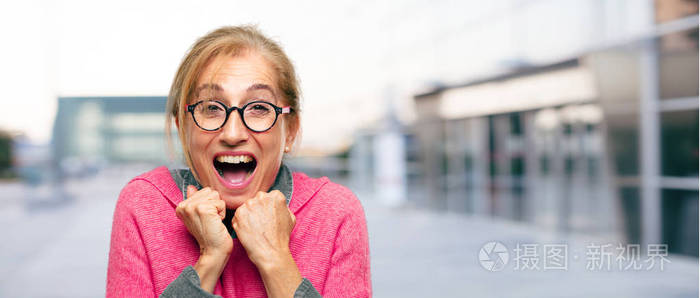 摄图新视界 照片 人物 美丽的成年金发女郎带着高兴的表情, 睁大了