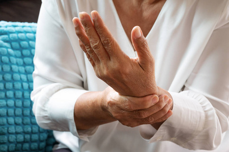 老年妇女手肘疼痛, 健康问题概念
