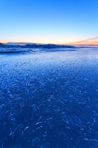 一个寒冷的冬日清晨冰冻湖的岸边