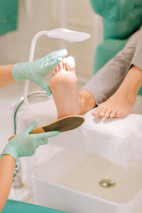 Chiropodist 用白灯为人修脚