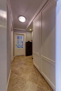 走廊离开厨房的瓷砖然后和白色的情况下