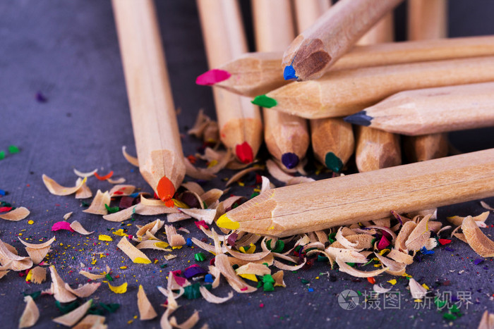 彩色的铅笔和刨花黑色背景