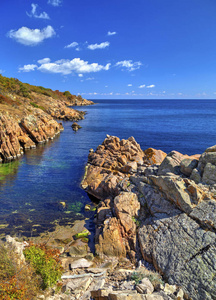 美丽的风景，多岩石的海岸上