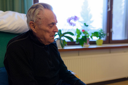 芬兰图尔库养老院的老人放松图片