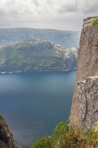 看着 Lysefjord 就在传教士的讲坛旁