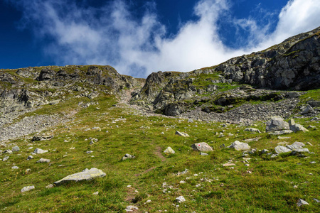 风景如画的山水和登山小径图片