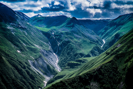 山谷与河流图片