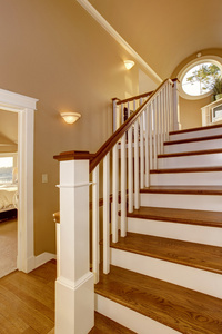 房子内部。走廊，木楼梯和白色栏杆
