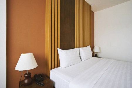 卧室内饰与最小风格的装饰枕头模拟酒店公寓, 干净的房间