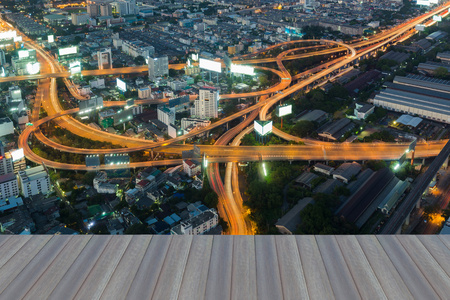 打开木地板，鸟瞰城市公路交叉口夜景