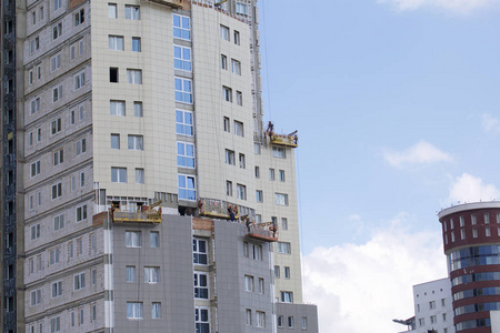 在建筑物的墙上挂着绞车作外装饰。在建的建筑是可见的