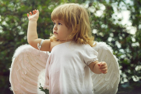在天使的翅膀的小男孩