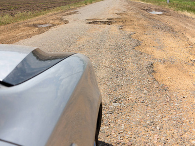 与凹坑造成的损坏的沥青路面道路冻结区域和解冻周期在冬季