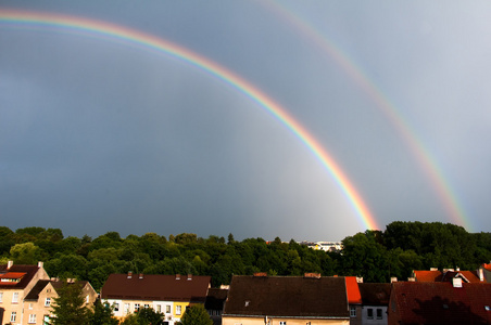 加勒比海上空的彩虹城市上空的两条彩虹照片