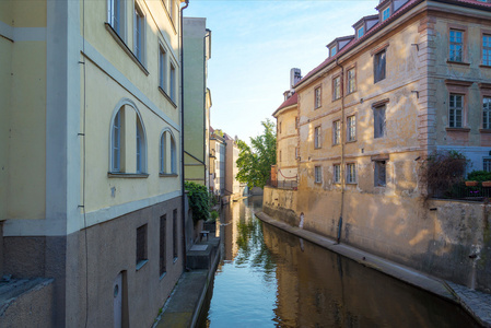 在布拉格的房子之间的狭窄河道的视图