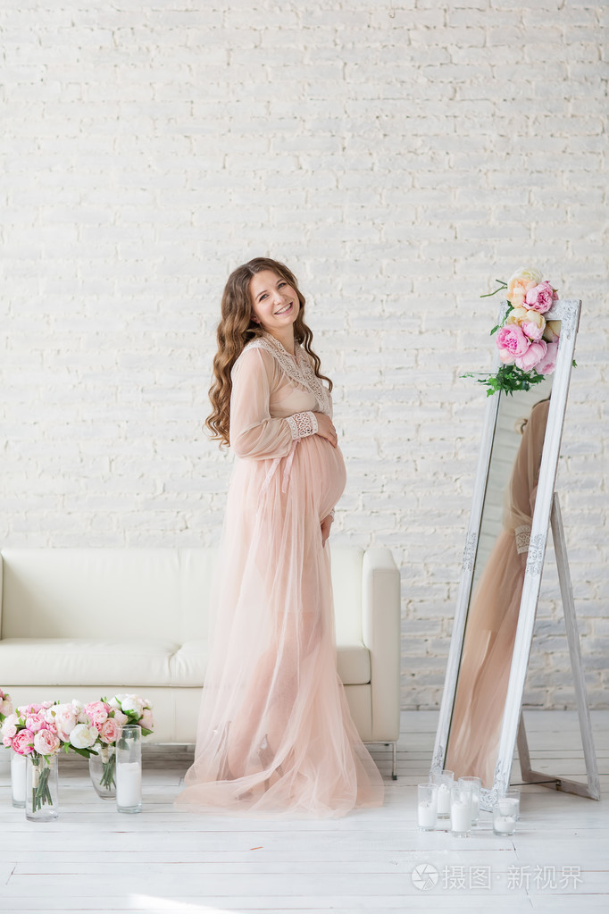 在工作室里美丽的怀孕女人的画像