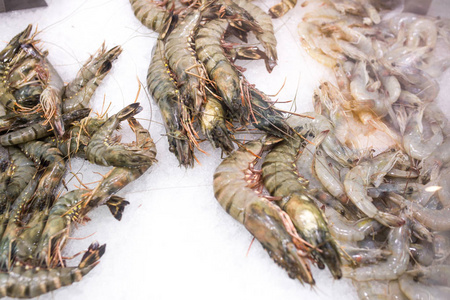 关闭市场上冰冻对虾的食品形象