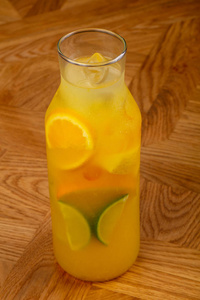 自制柠檬汁与柑橘和薄荷