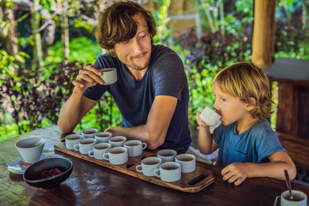 爸爸和儿子在巴厘岛品尝不同种类的咖啡和茶