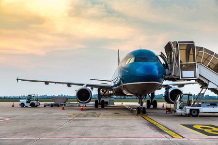 梯子和飞机空客 A330 越南航空公司在河内, 越南的夏季天