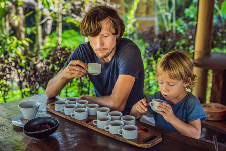 爸爸和儿子在巴厘岛品尝不同种类的咖啡和茶