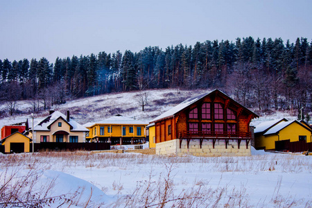 明亮的寒冷的冬天房子