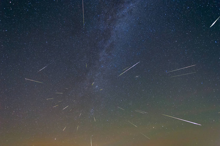 星星坠落黑夜的图片图片