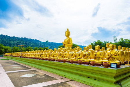 实木 Bucha 佛教纪念公园小1250尊佛像中的金色大佛雕像, 是在大时期佛2600年育省泰国等地建造的。