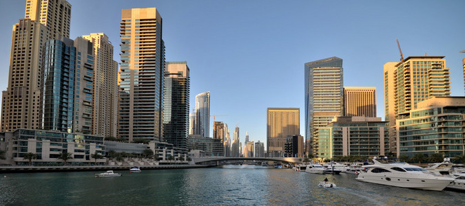 在迪拜，阿拉伯联合酋长国的摩天大楼