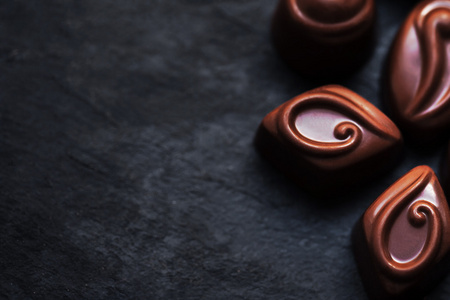 巧克力在黑色的背景。巧克力糖果 可可粉。Assortm