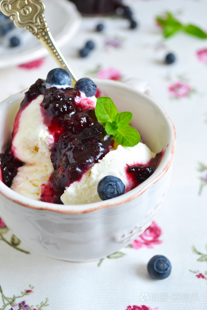 在一杯蓝莓果酱香草冰淇淋