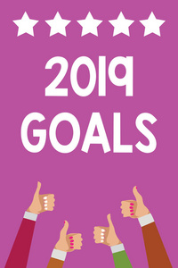 手写文字2019目标。概念意味着一个计划做的东西新的和更好的未来一年男人女人手竖起大拇指批准五星级信息紫色背景