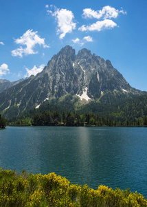 在比利牛斯山脉的山湖。Aiguestortes 和 Estany Maurici 国家公园, 西班牙