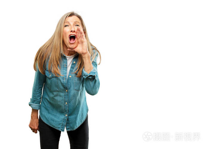 高级美女大声喊叫像疯了, 用手用愤怒的表情打电话, 传达一个大公告