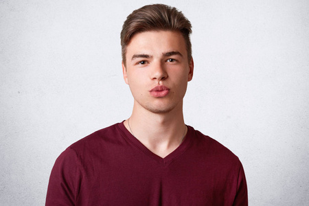 眉毛高清英俊严肃的男青少年的肖像有时髦的发型, 健康的皮肤, pouts