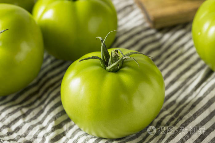 生绿色有机西红柿准备吃