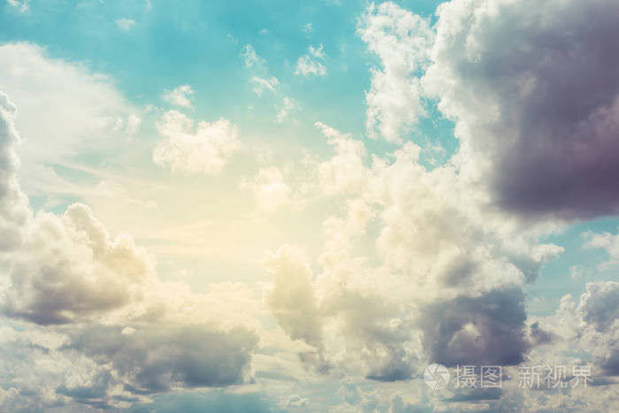 用美丽的蓝天清洁白云。用于背景图像