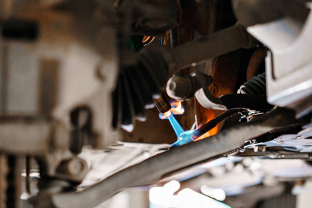 汽车机械检查车车轮和维修暂停细节。在维修服务站提升汽车。更换套圈和杠杆