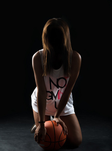 一个美丽 女孩与一个篮球在工作室的肖像