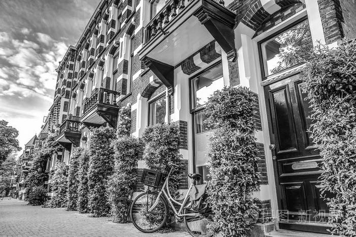 阿姆斯特丹城市的传统民居和街道.黑白照片
