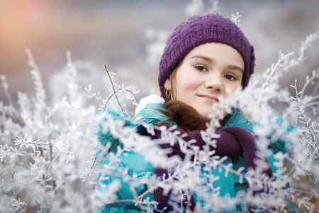 美冬姑娘吹雪在寒冷的冬季公园照片