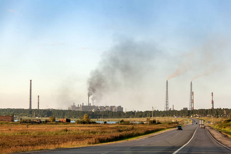 工业景观的城市有很多工厂, 高速公路和高层建筑。现代城市及其排放工厂污染环境的概念
