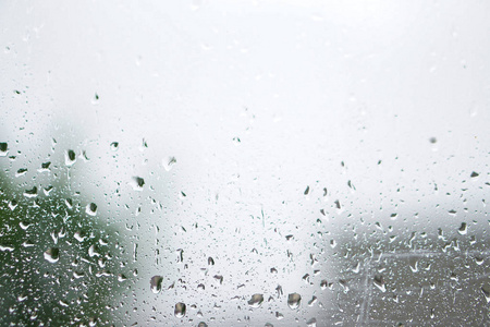 雨天, 秋天窗外的天气。玻璃上的水滴在模糊的背景上。浪漫肮脏的话题。股票照片设计