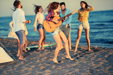 暑假, 假期, 假期, 音乐, 快乐的人概念快乐的年轻人一起跳舞在美丽的夏日日落海滩上
