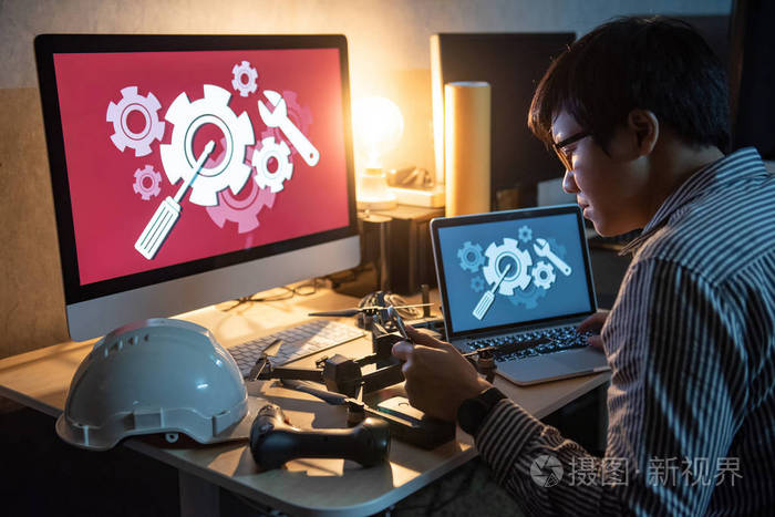 男技术员维修无人机.无人飞行器摄影与工程概念